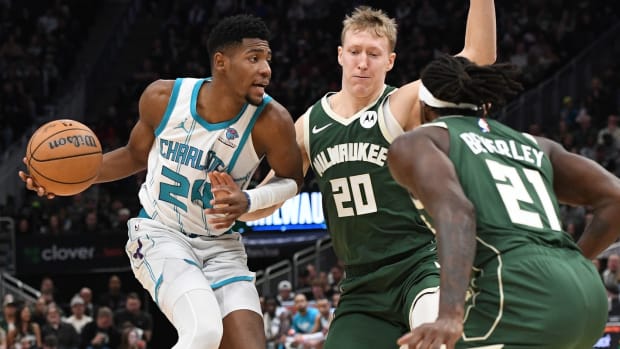  Charlotte Hornets forward Brandon Miller (24) drives against Milwaukee Bucks guard AJ Green (20) and guard Patrick Beverley (21)